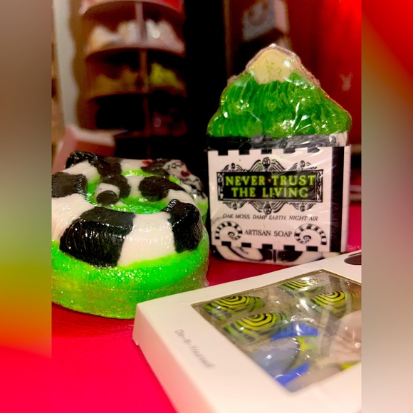 Beetlejuice Sandworm Never Trust The Living Gift Set - Picture 2 of 11